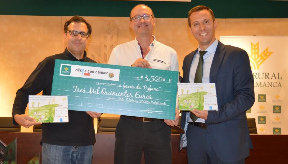 Como agradecimiento, el presidente de la Asociación, Miguel Ángel Vicente ha hecho entrega de unos dibujos que han realizado los niños oncológicos para los protagonistas de la iniciativa solidaria