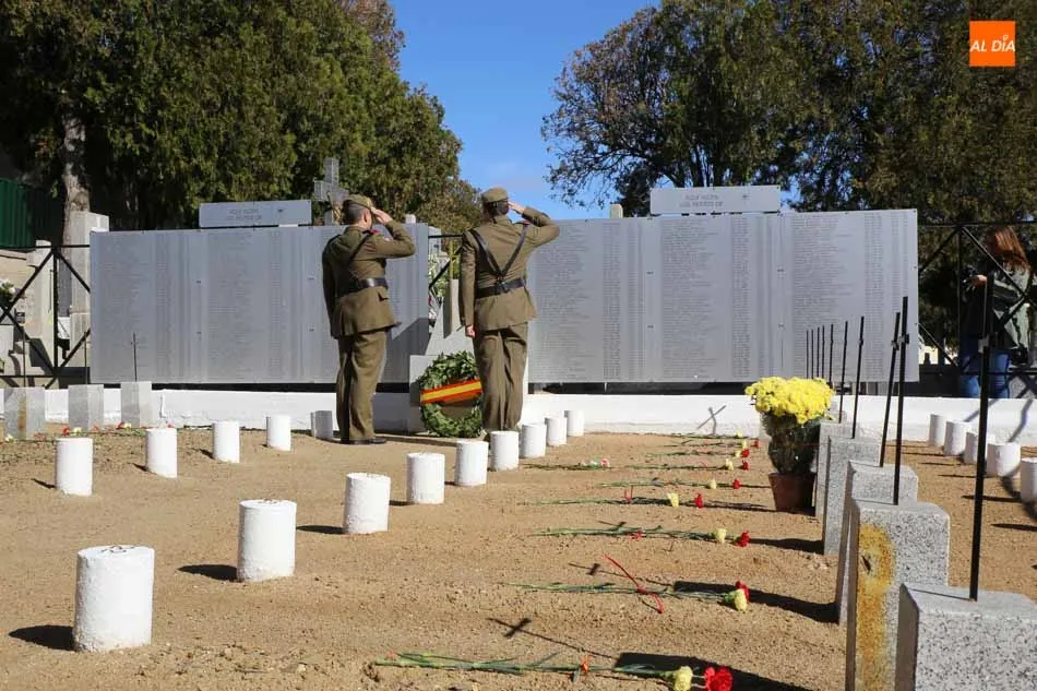 Foto 11 - Emotivo homenaje a los militares fallecidos en acto de servicio en el cementerio San Carlos