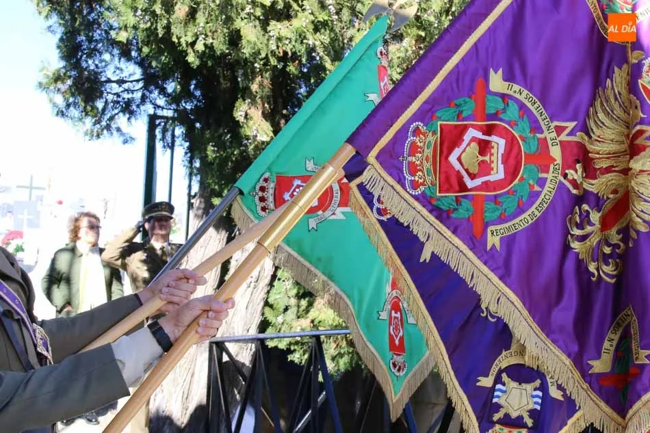 Foto 10 - Emotivo homenaje a los militares fallecidos en acto de servicio en el cementerio San Carlos