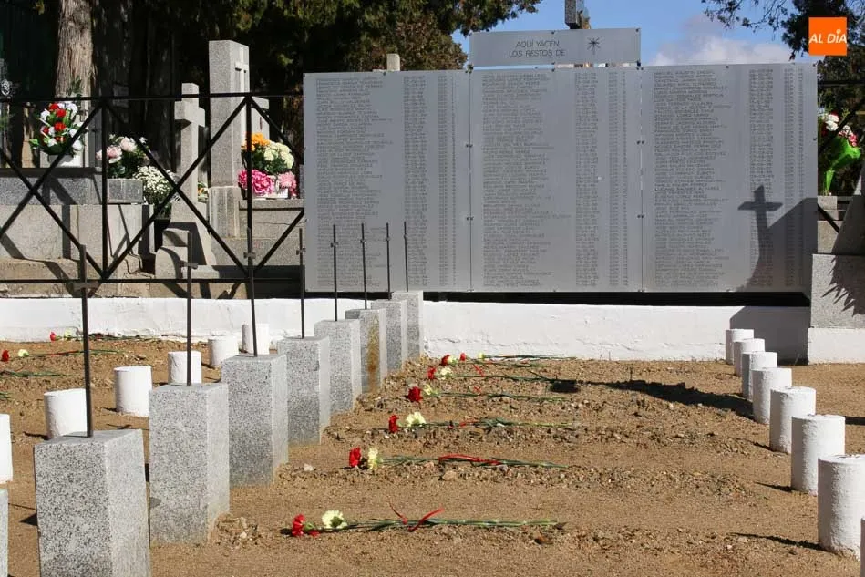 Foto 9 - Emotivo homenaje a los militares fallecidos en acto de servicio en el cementerio San Carlos
