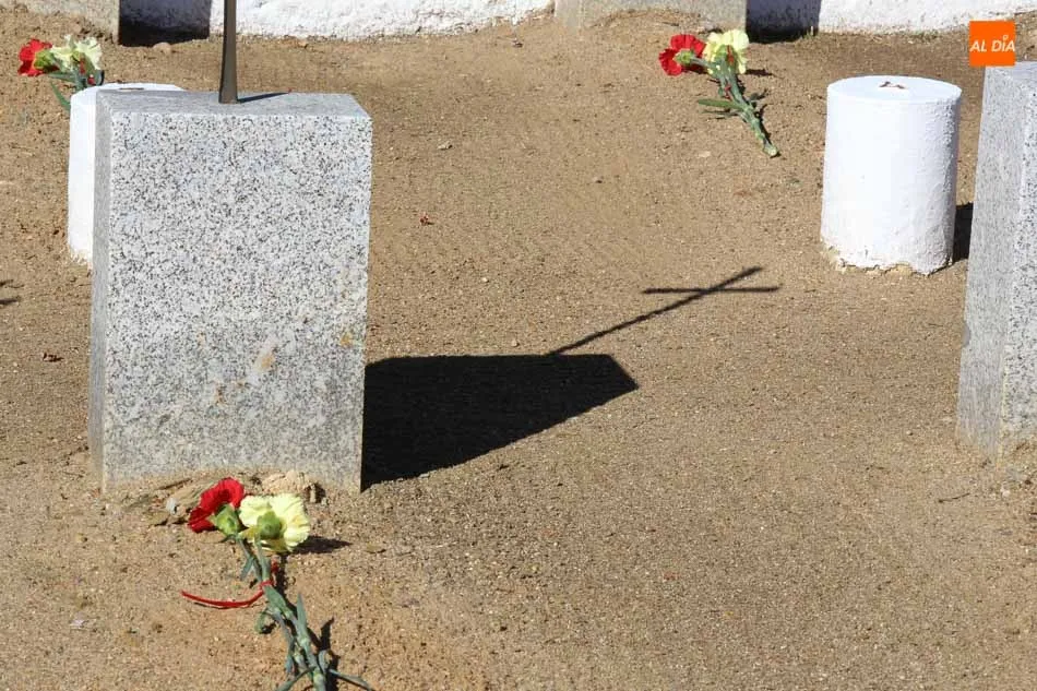 Foto 6 - Emotivo homenaje a los militares fallecidos en acto de servicio en el cementerio San Carlos