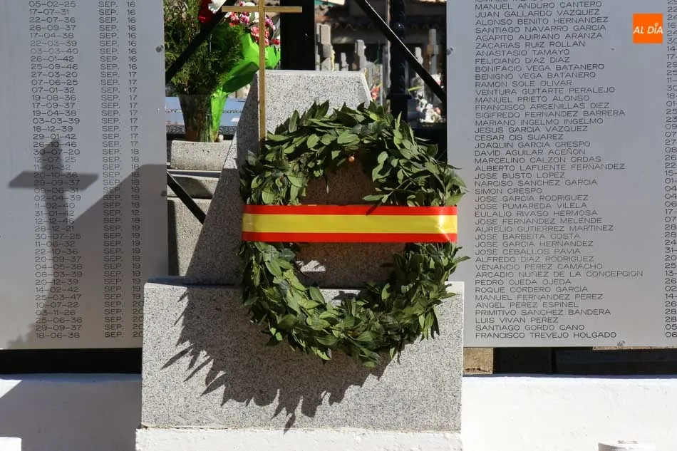 Foto 4 - Emotivo homenaje a los militares fallecidos en acto de servicio en el cementerio San Carlos