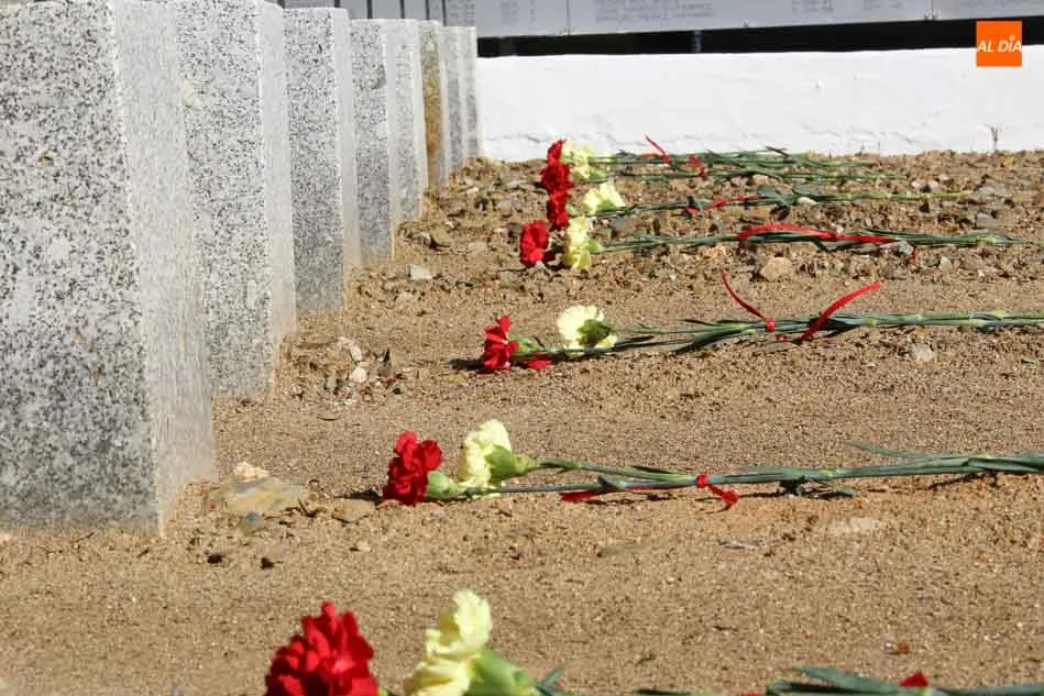 Foto 3 - Emotivo homenaje a los militares fallecidos en acto de servicio en el cementerio San Carlos