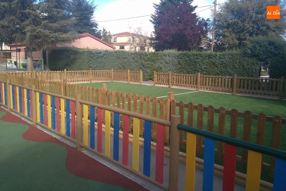 Foto 3 - Los vecinos de la urbanizaci&oacute;n Valdelagua estrenan un renovado parque infantil  