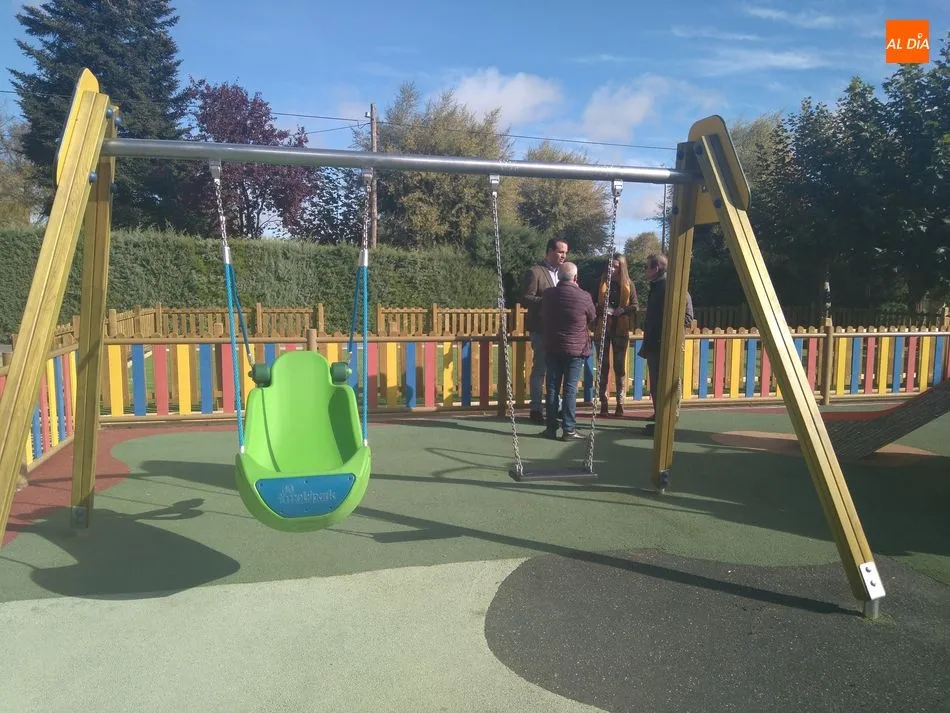 Foto 2 - Los vecinos de la urbanizaci&oacute;n Valdelagua estrenan un renovado parque infantil  
