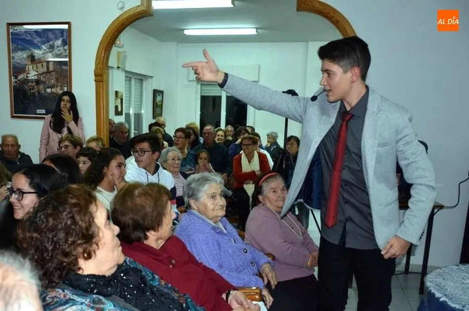 El mago Javi González se dirige al público para invitarle a participar en el espectáculo / E. Corredera