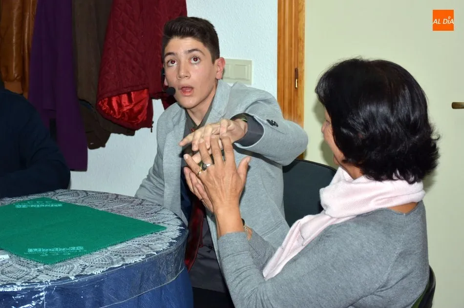 Foto 7 - Javi Gonz&aacute;lez acerca la magia a los mayores y a los ni&ntilde;os de Lumbrales