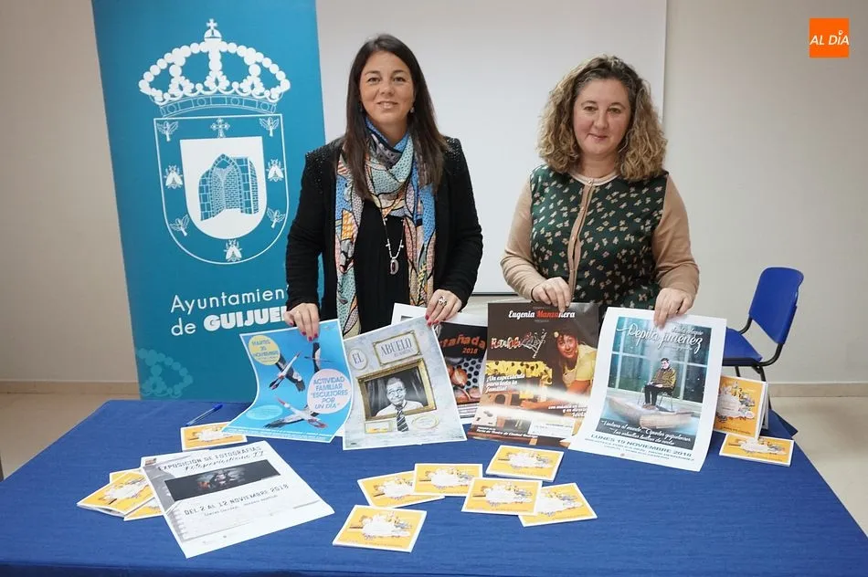 María Jesús Moro y Mercedes Martín en la presentación de la agenda cultural de noviembre en Guijuelo