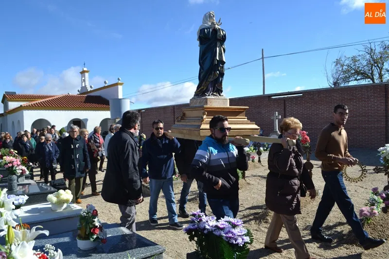 Foto 6 - Respeto y oraci&oacute;n protagonizan la procesi&oacute;n del D&iacute;a de los Difuntos