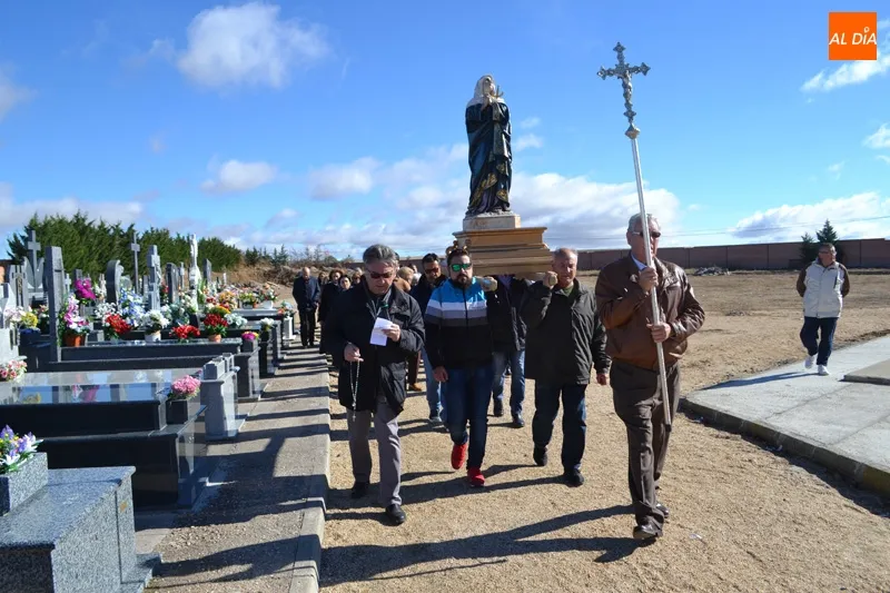 Foto 5 - Respeto y oraci&oacute;n protagonizan la procesi&oacute;n del D&iacute;a de los Difuntos