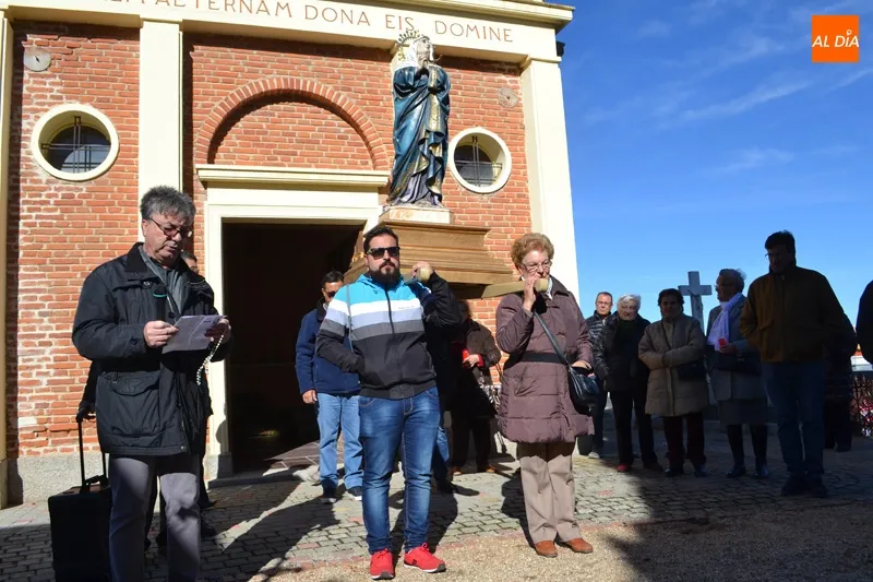 Foto 4 - Respeto y oraci&oacute;n protagonizan la procesi&oacute;n del D&iacute;a de los Difuntos