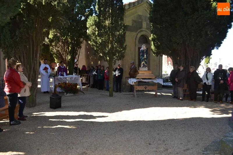 Foto 2 - Respeto y oraci&oacute;n protagonizan la procesi&oacute;n del D&iacute;a de los Difuntos
