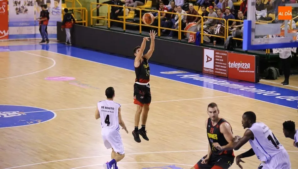 Una acción del encuentro disputado en el pabellón de Würzburg. Fotos: Alberto Martín