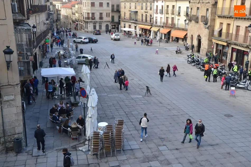 Foto 8 - Buen ambiente tur&iacute;stico en las calles en la jornada &iacute;ntegramente laborable del Puente  