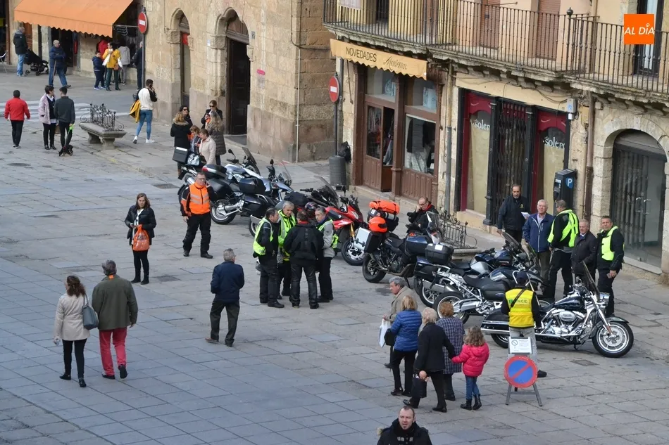 Foto 5 - Buen ambiente tur&iacute;stico en las calles en la jornada &iacute;ntegramente laborable del Puente  