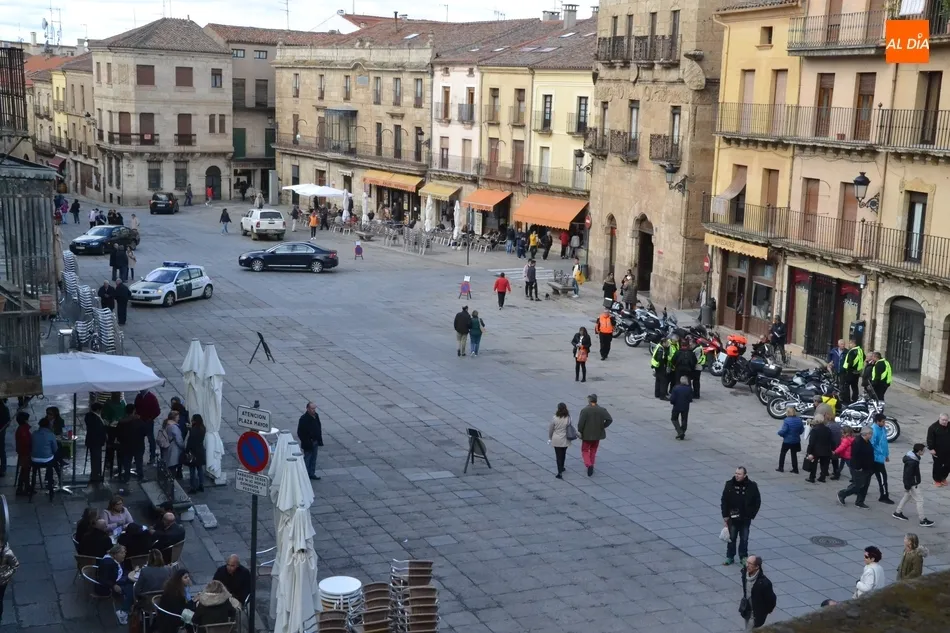Foto 6 - Buen ambiente tur&iacute;stico en las calles en la jornada &iacute;ntegramente laborable del Puente  