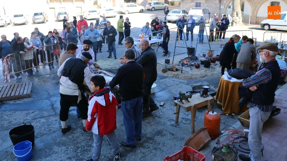 Conforme avanzaba la mañana, la Plaza de Villarino fue llenándose de público para presencair la II Matazna Tradicional