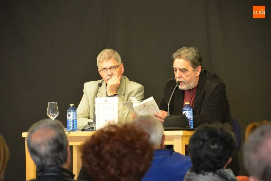 Foto 8 - El profesor Ram&oacute;n Garc&iacute;a Mateos defiende la transformaci&oacute;n de la poes&iacute;a popular para...