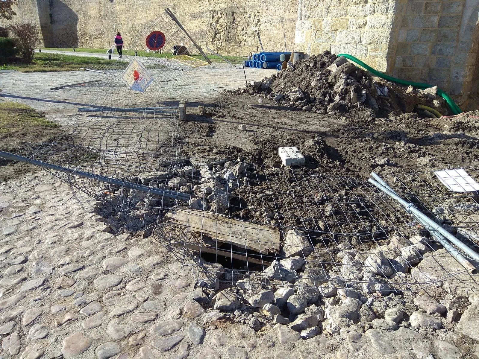 Foto 2 - Las obras de la R&uacute;a del Sol, objetivo de los gamberros en las &uacute;ltimas horas  