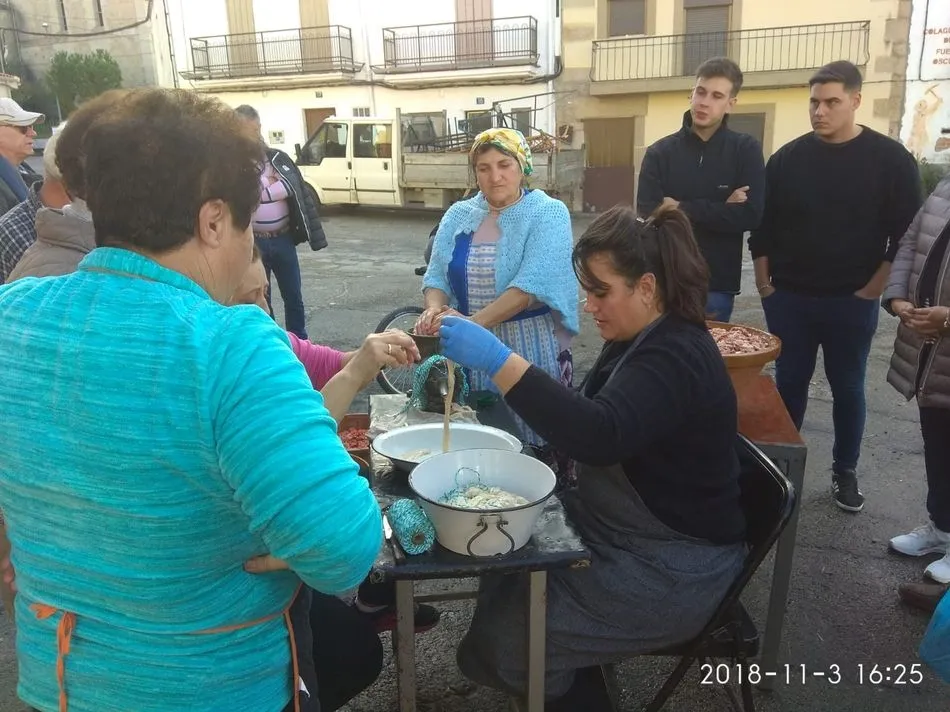 Foto 3 - La II Matanza Tradicional llena de recuerdos la Plaza de Villarino  