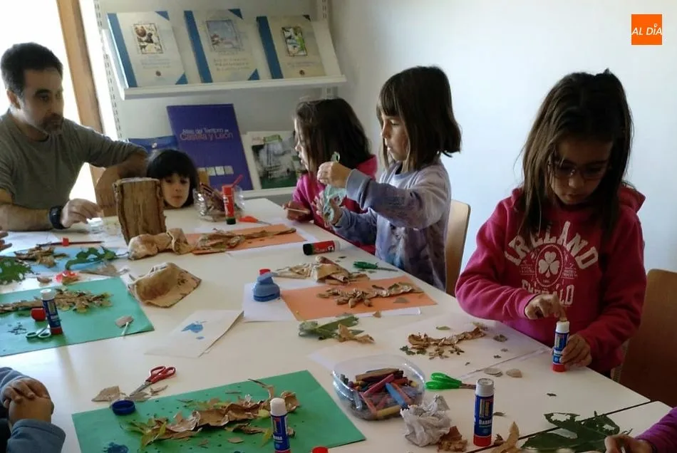 Foto 11 - Los ni&ntilde;os conocen las plantas de oto&ntilde;o de Las Arribes en el taller de la Casa del Parque Torre&oacute;n ...