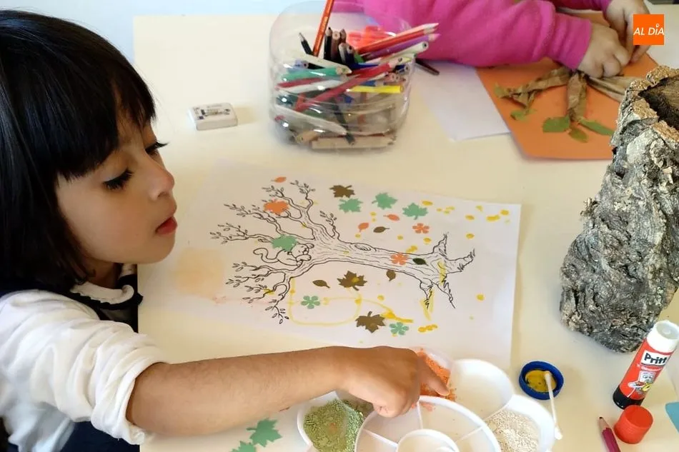 Foto 10 - Los ni&ntilde;os conocen las plantas de oto&ntilde;o de Las Arribes en el taller de la Casa del Parque Torre&oacute;n ...