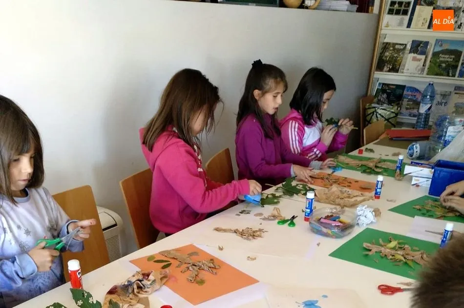 Foto 8 - Los ni&ntilde;os conocen las plantas de oto&ntilde;o de Las Arribes en el taller de la Casa del Parque Torre&oacute;n ...