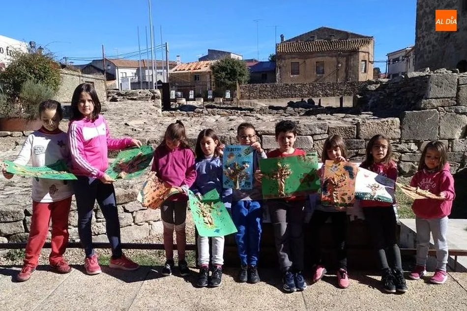 Los pequeños muestran orgullosos sus cuadros de otoño / F. ARCO