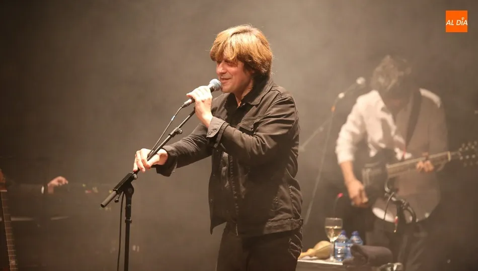 Nacho Vegas en el teatro Juan del Enzina / Foto: Alberto Martín.