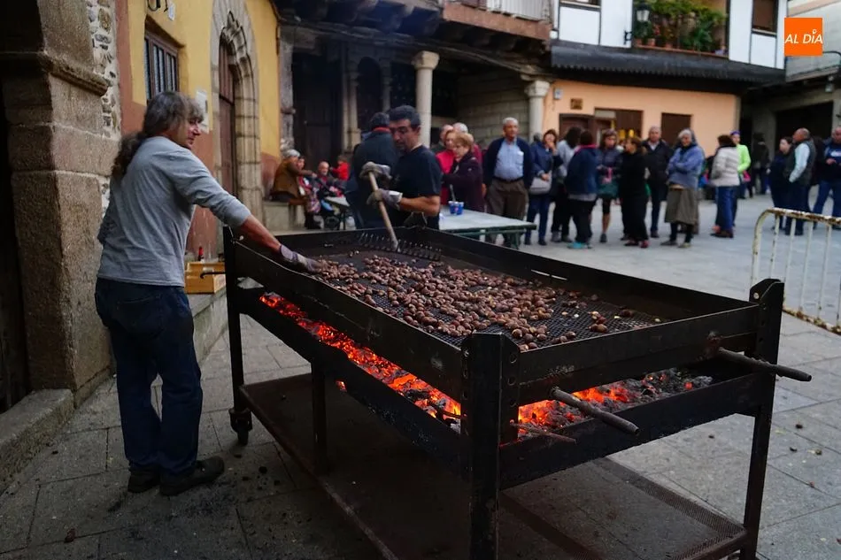 Las castañas asadas atrajeron a los vecinos a la Plaza Mayor