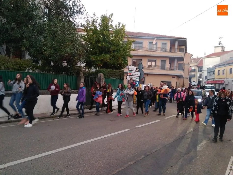 El pasacalles atrajo a numeroso público con disfraces de Halloween