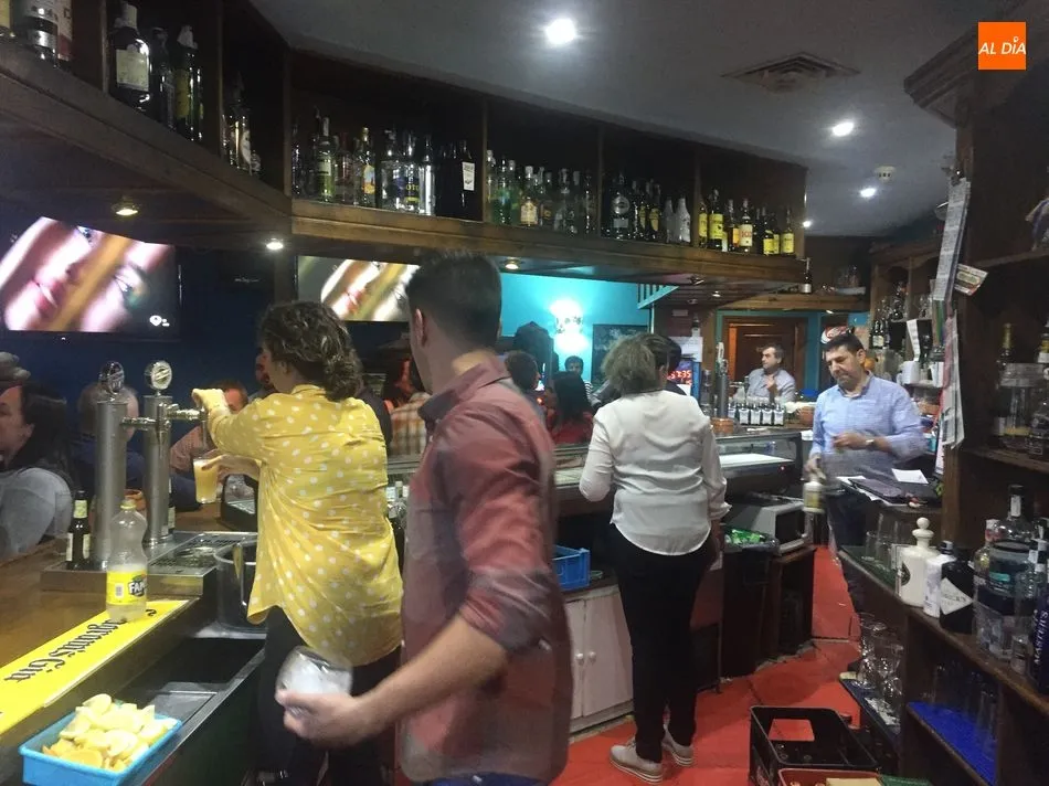Foto 10 - David C&eacute;sar &lsquo;peta&rsquo; la Cafeter&iacute;a Imperial en la primera actuaci&oacute;n de sus&nbsp;mon&oacute;logos  