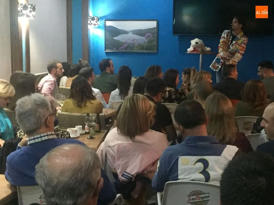Foto 3 - David C&eacute;sar &lsquo;peta&rsquo; la Cafeter&iacute;a Imperial en la primera actuaci&oacute;n de sus&nbsp;mon&oacute;logos  