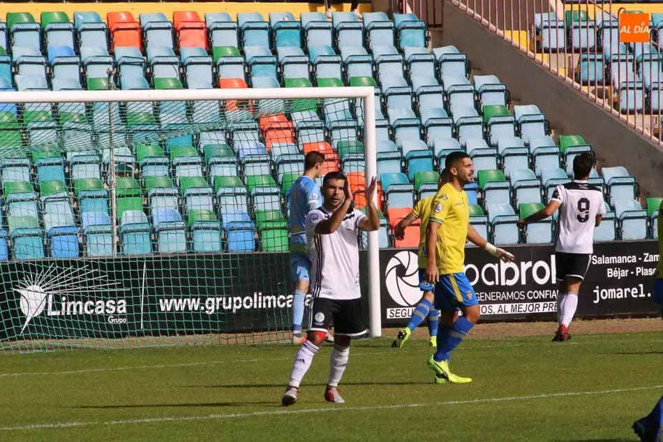 Foto 11 - El Salamanca UDS pone fin a su mala racha con una gran victoria ante Las Palmas Atl&eacute;tico (2-0)