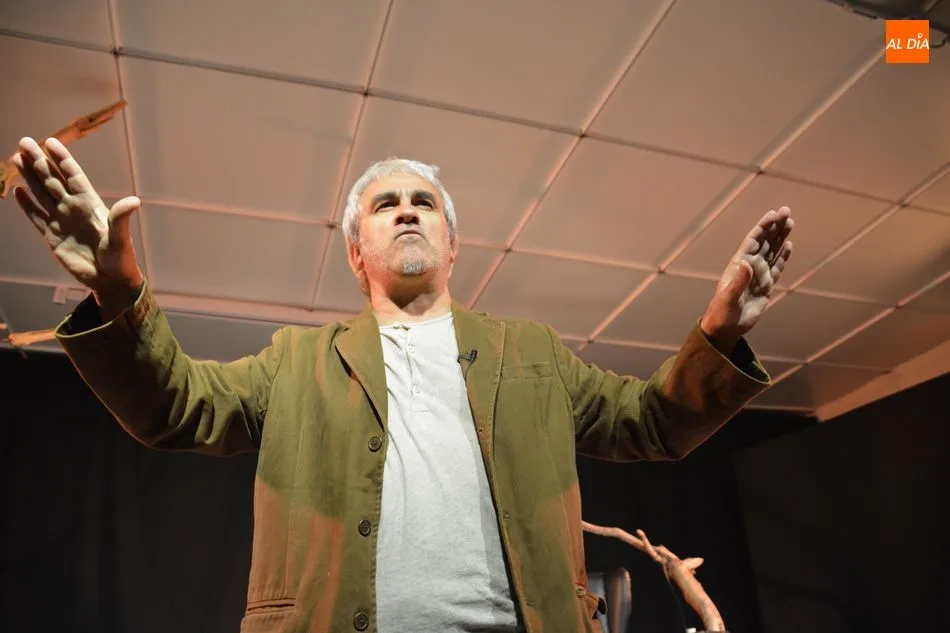Foto 3 - Teatro del Azar cierra la Feria del Libro Antiguo y de Ocasi&oacute;n con un homenaje a Le&oacute;n Felipe