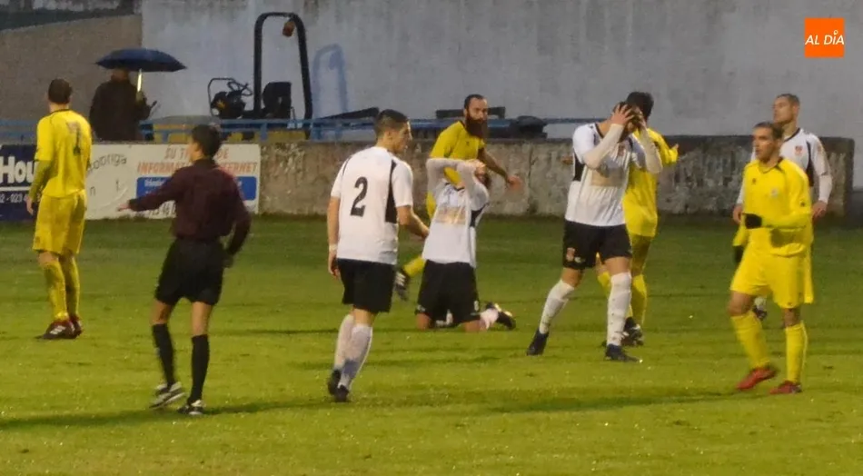 Varios jugadores mirobrigenses lamentándose de la última ocasión desperdiciada