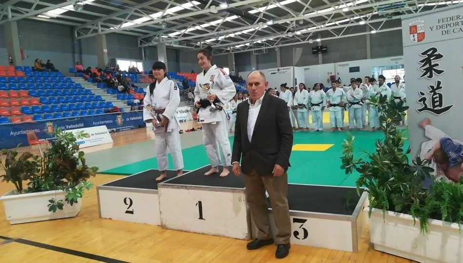 La judoca charra, en el podio, acompañada por Vicente Zarza.