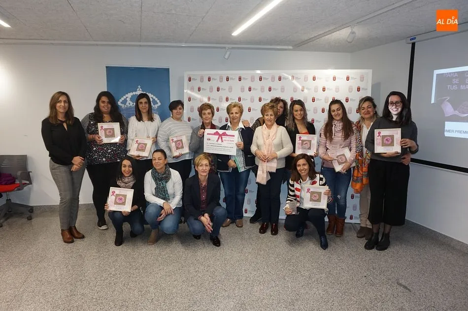 Foto de familia del III Concurso de Escaparates del Día Mundial Contra el Cáncer