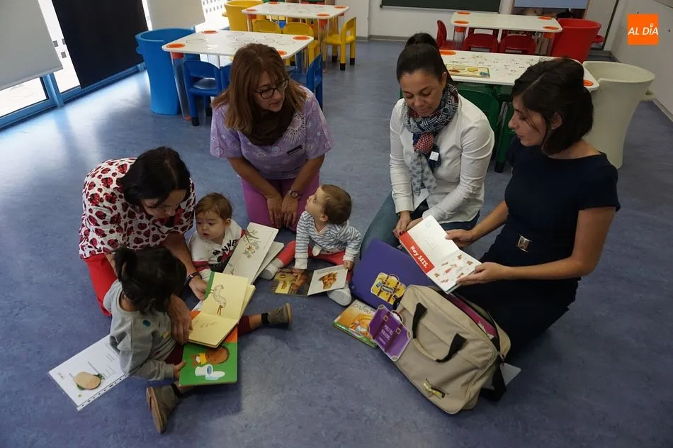 Foto 2 - La Escuela Infantil recibe su maleta viajera de la Biblioteca David Hern&aacute;ndez
