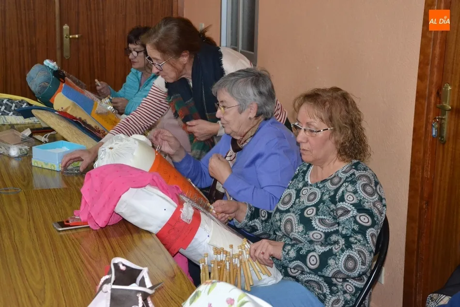 Foto 4 - Los bolillos re&uacute;nen a una veintena de mujeres en Amanecer  