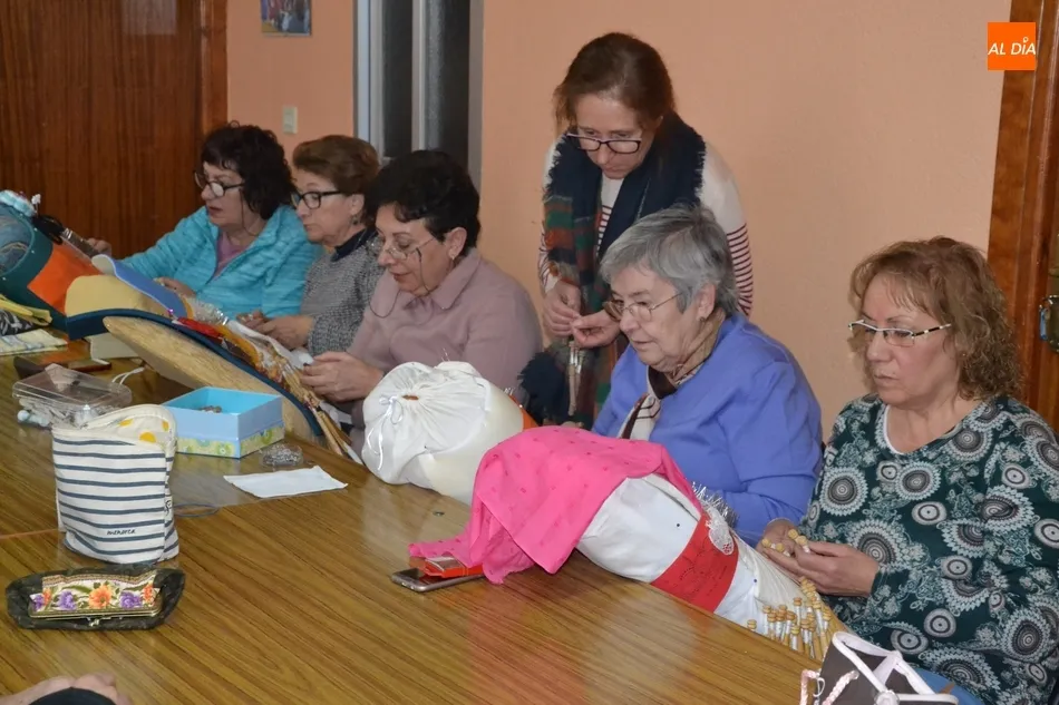 Foto 3 - Los bolillos re&uacute;nen a una veintena de mujeres en Amanecer  