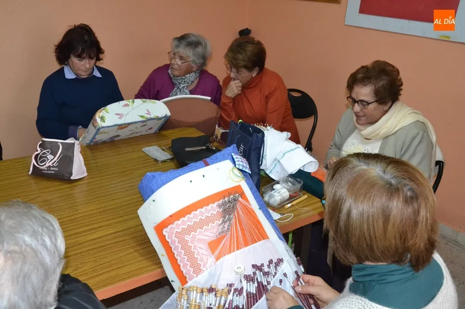 Foto 8 - Los bolillos re&uacute;nen a una veintena de mujeres en Amanecer  