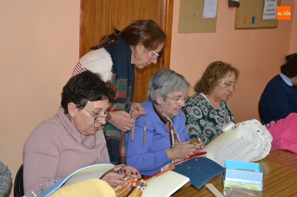 Los bolillos reúnen a una veintena de mujeres en Amanecer  