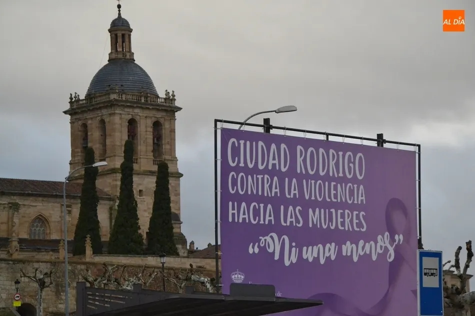 1Foto: Ciudad Rodrigo se empieza a teñir de morado  