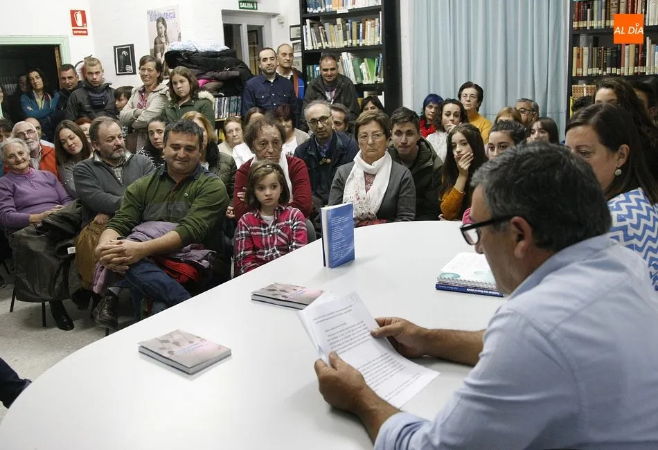 José Carlos Calama detalló el proceso de creación de su libro ante los lectores de Endrinal. Fotos: Santos Vicente
