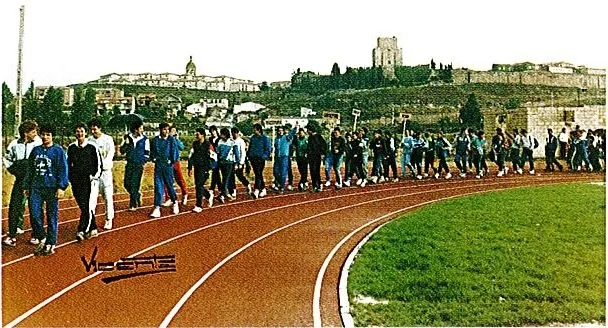 Imagen adjuntada por Miguel Cid del desfile de atletas en la inauguración de las pistas el 27 de mayo de 1989, para disputar el Trofeo Diputación de Salamanca