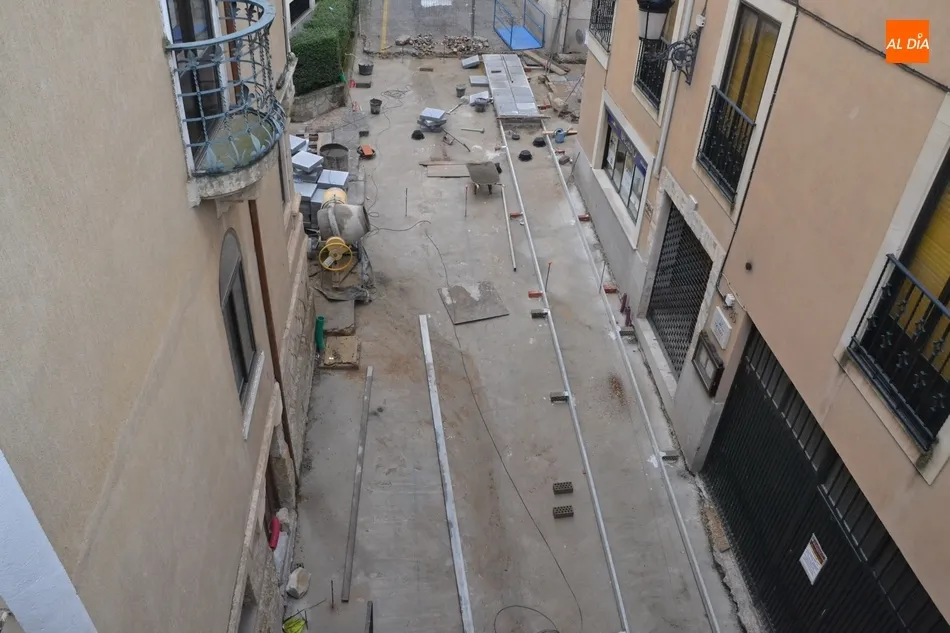 Foto 7 - Colocadas las primeras losetas de la nueva imagen de la R&uacute;a del Sol  