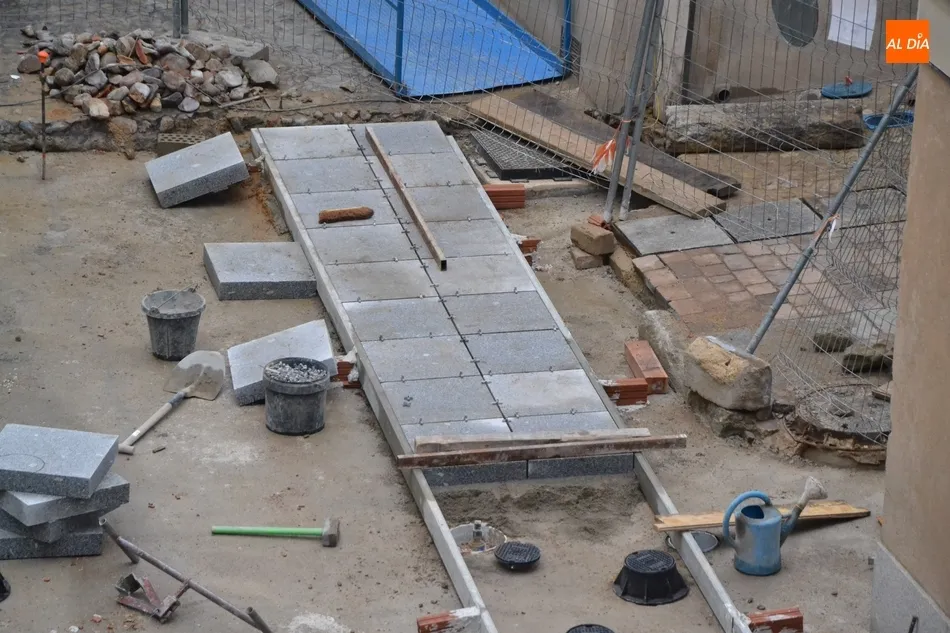 Colocadas las primeras losetas de la nueva imagen de la Rúa del Sol  