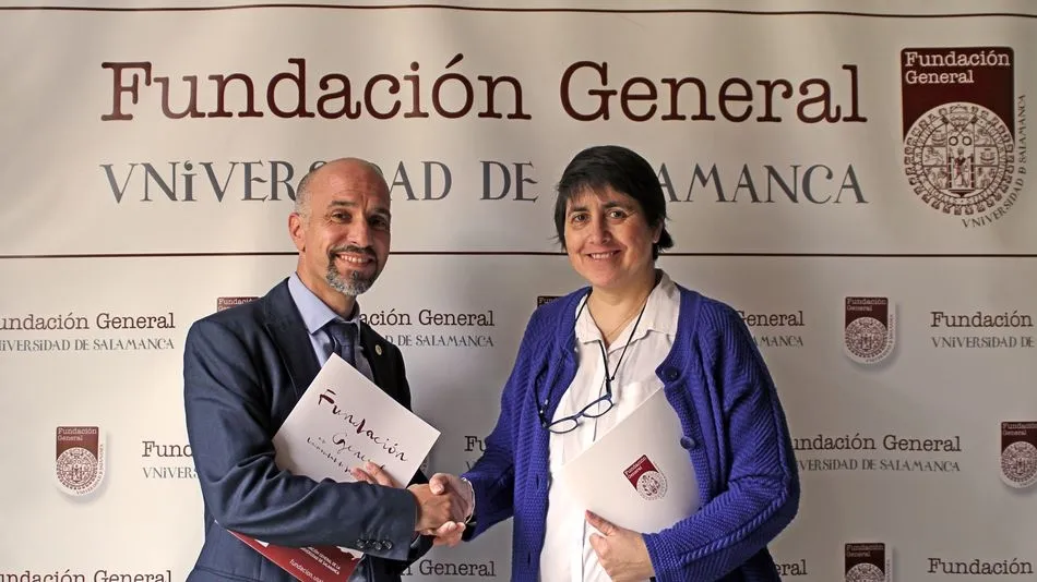 Óscar González Benito y Silvia Carlota Calvente durante la firma del acuerdo de colaboración.