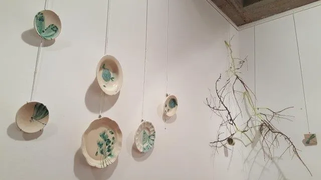 Inma Ochoa expone sus cerámicas ilustradas en la Casa de la Cultura  